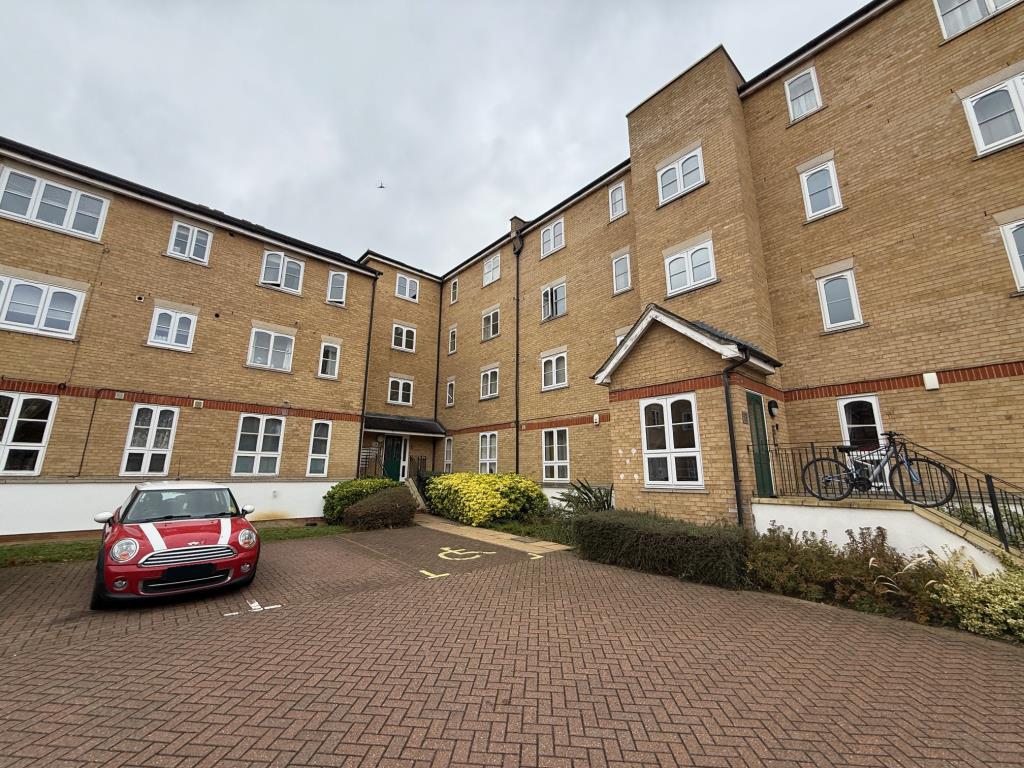 Lot: 179 - TWO-BEDROOM FLAT IN NEED OF IMPROVEMENT - View of block from car park